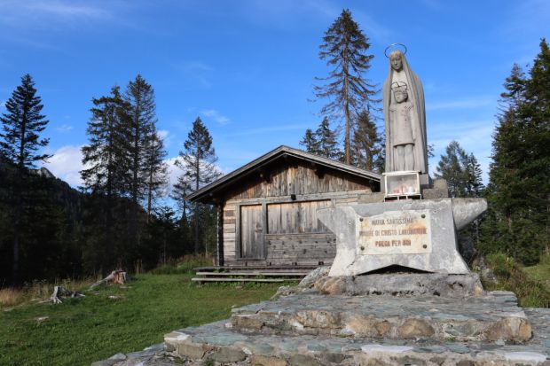 Statua di Maria con il bambino e capanna bellavista a Sappada